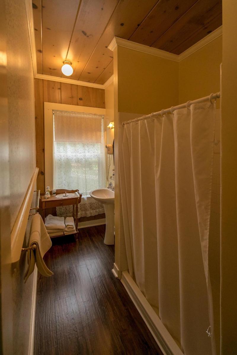Mccloud River Bed And Breakfast image
