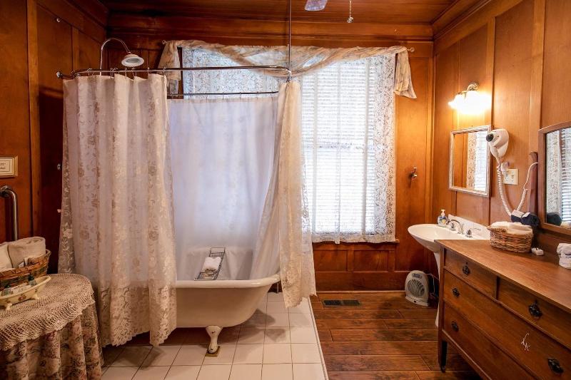 Mccloud River Bed And Breakfast image