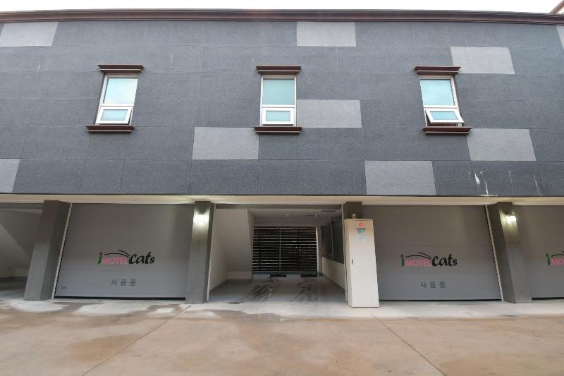Cats Hotel image