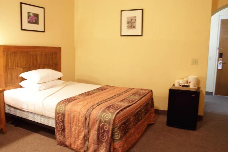 Tradewinds Hotel image