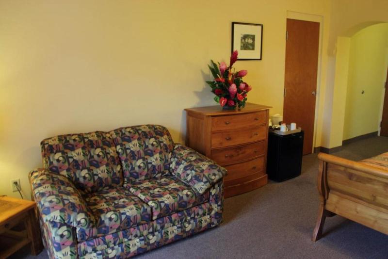 Tradewinds Hotel image