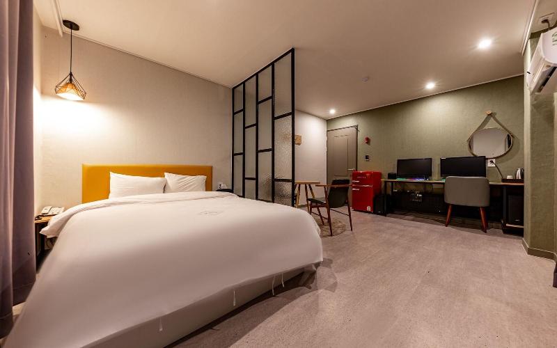 Zeus Motel image