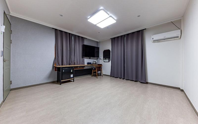 Zeus Motel image