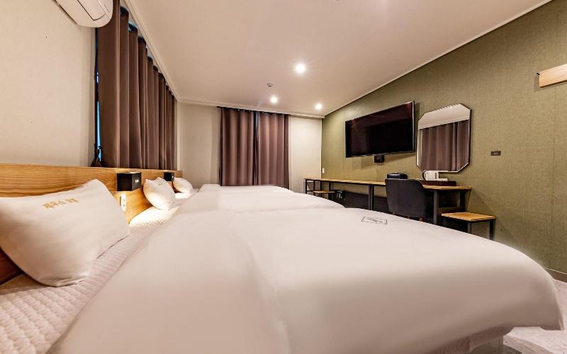 Zeus Motel image