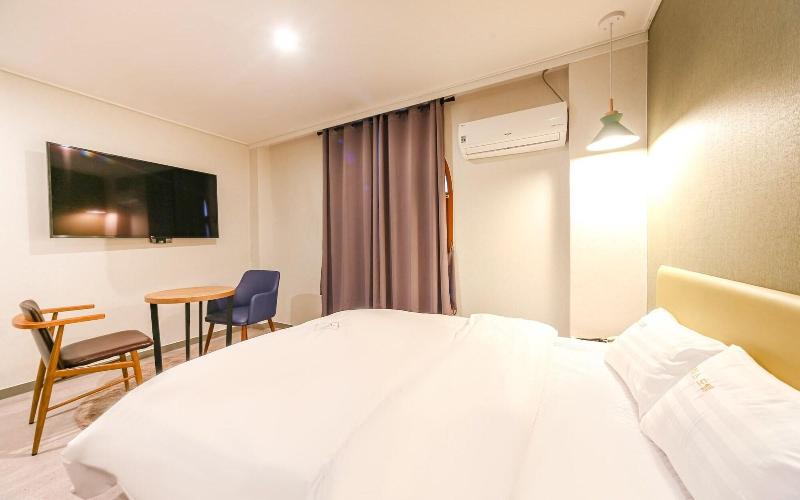 Zeus Motel image