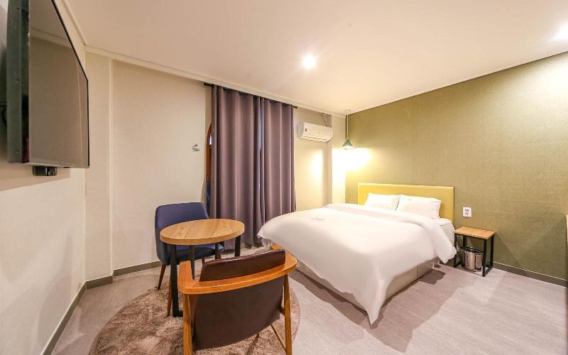 Zeus Motel image