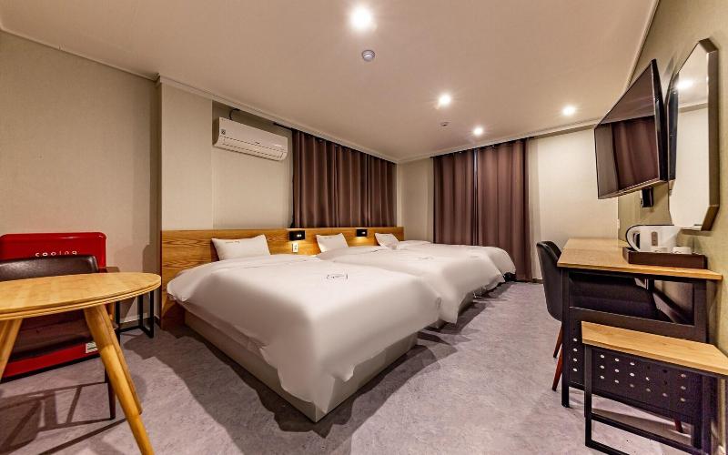 Zeus Motel image
