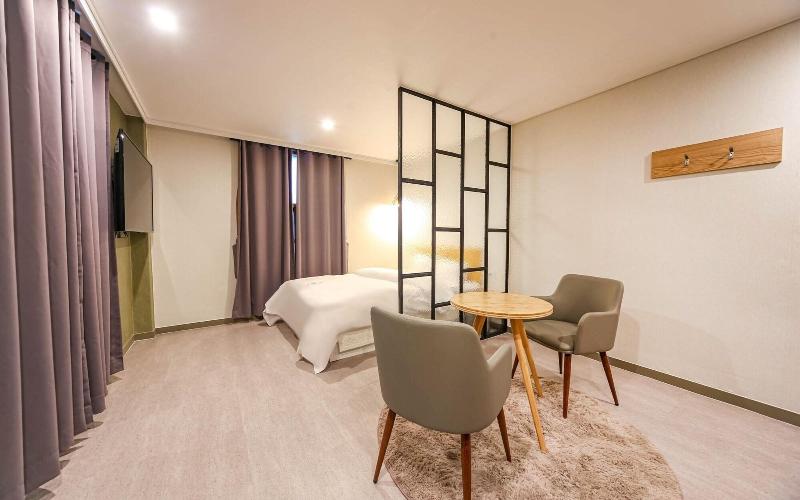 Zeus Motel image