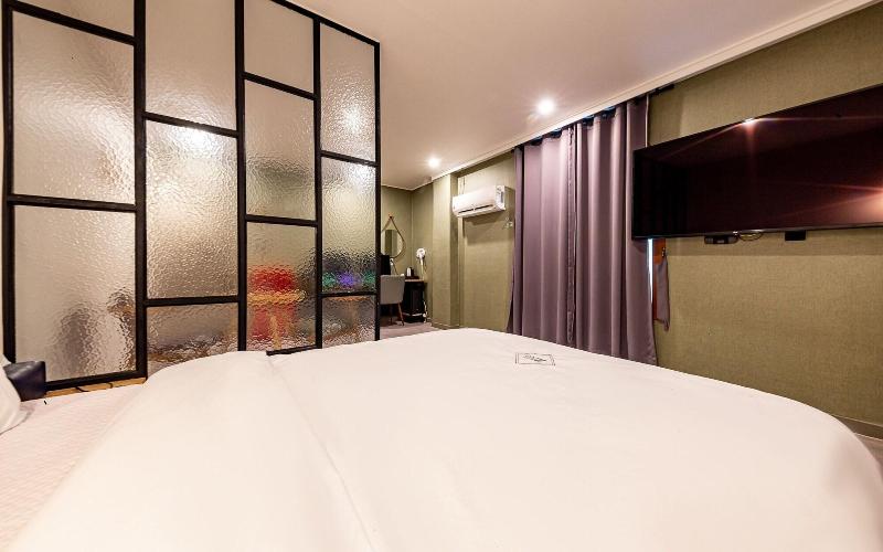 Zeus Motel image