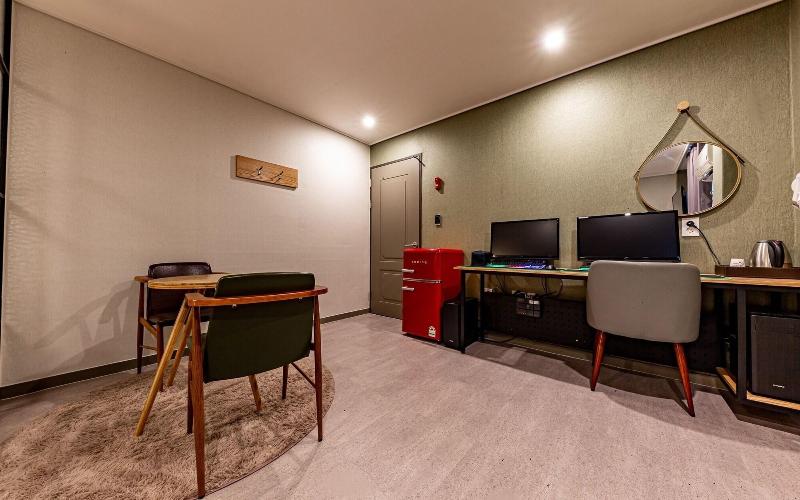 Zeus Motel image