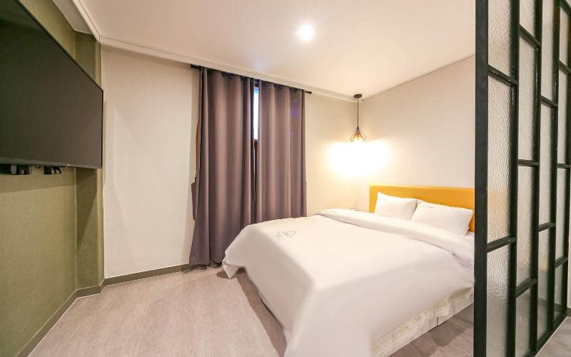 Zeus Motel image