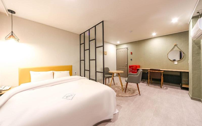 Zeus Motel image