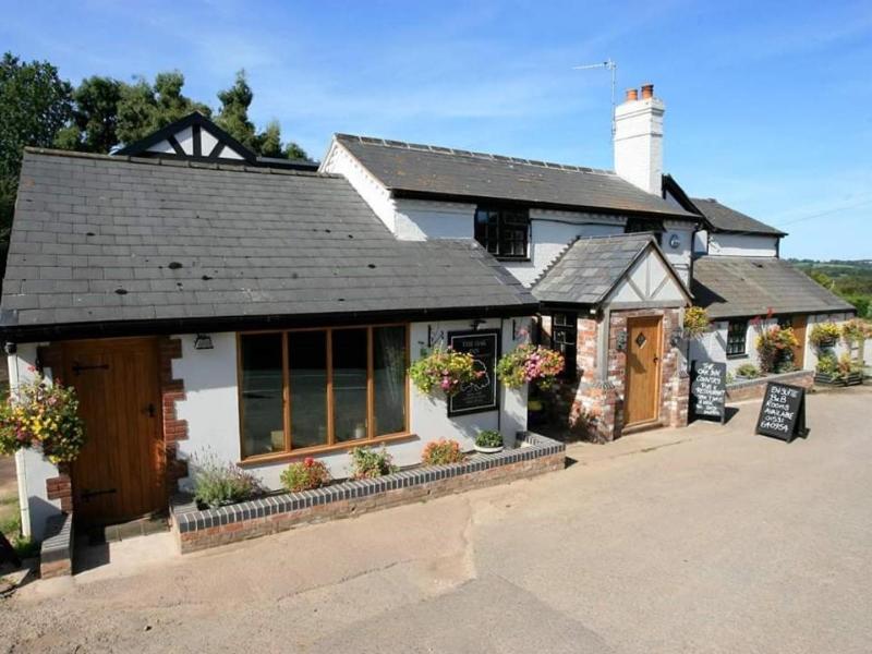 The Oak Inn Staplow image