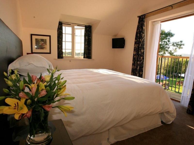 The Oak Inn Staplow image