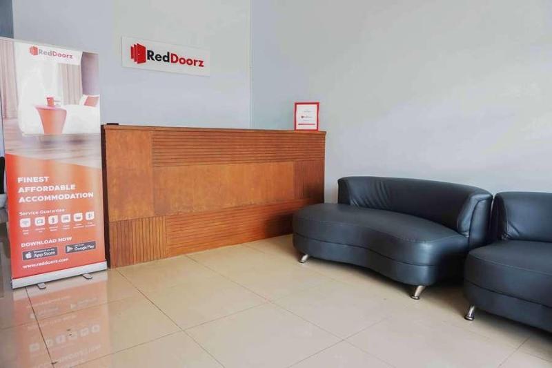 RedDoorz near Velodrome Malang 2