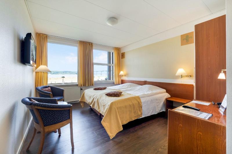 Hotel Pinenhus image