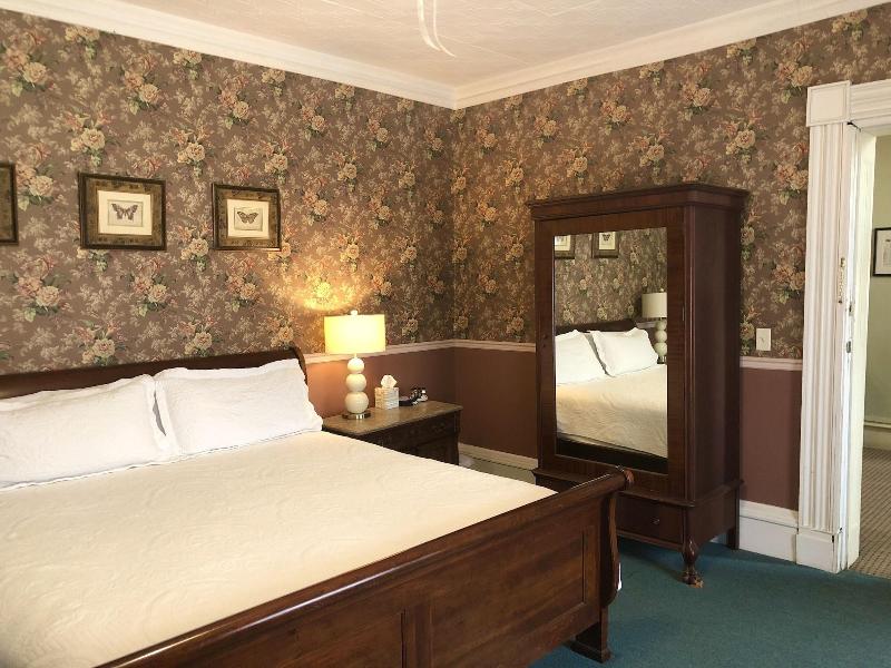 Rogues' Harbor Inn image