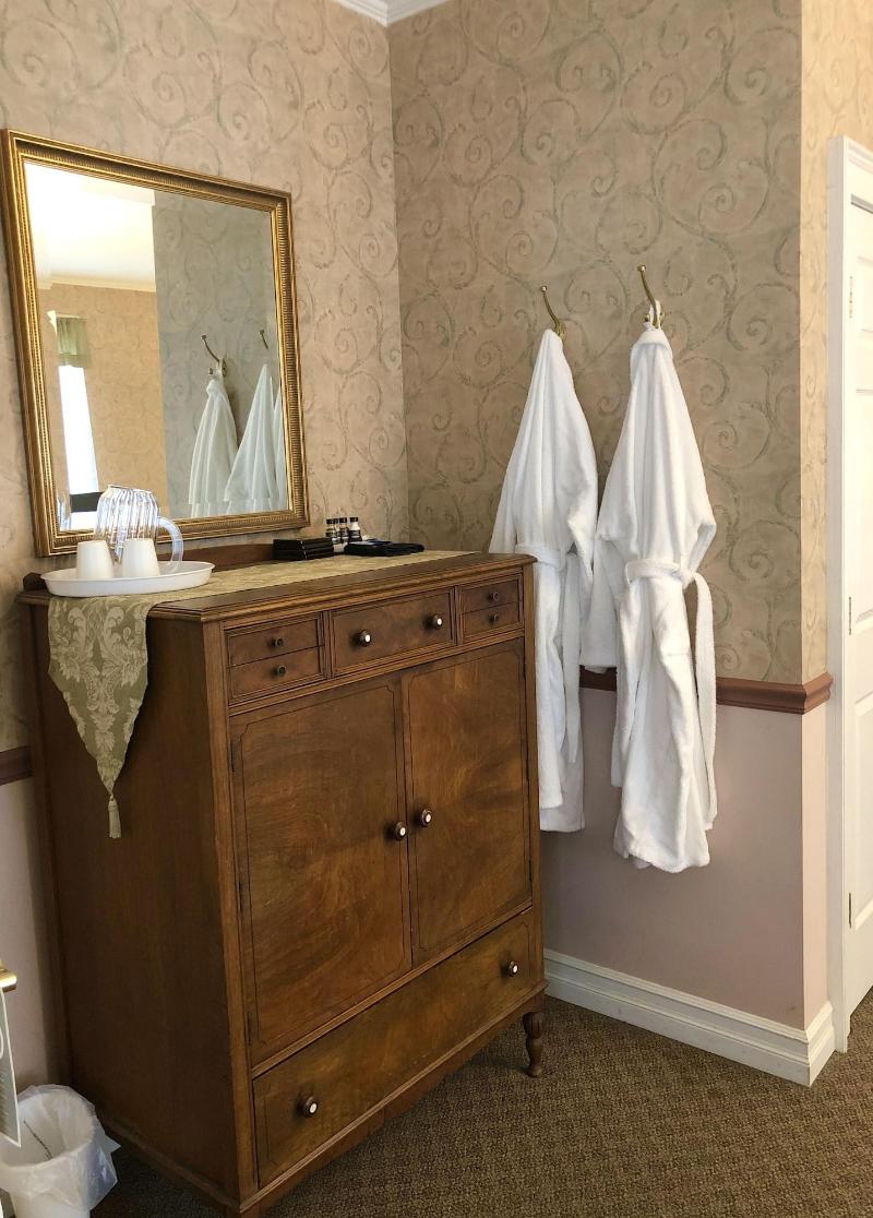 Rogues' Harbor Inn image