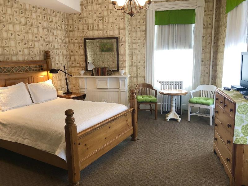 Rogues' Harbor Inn image