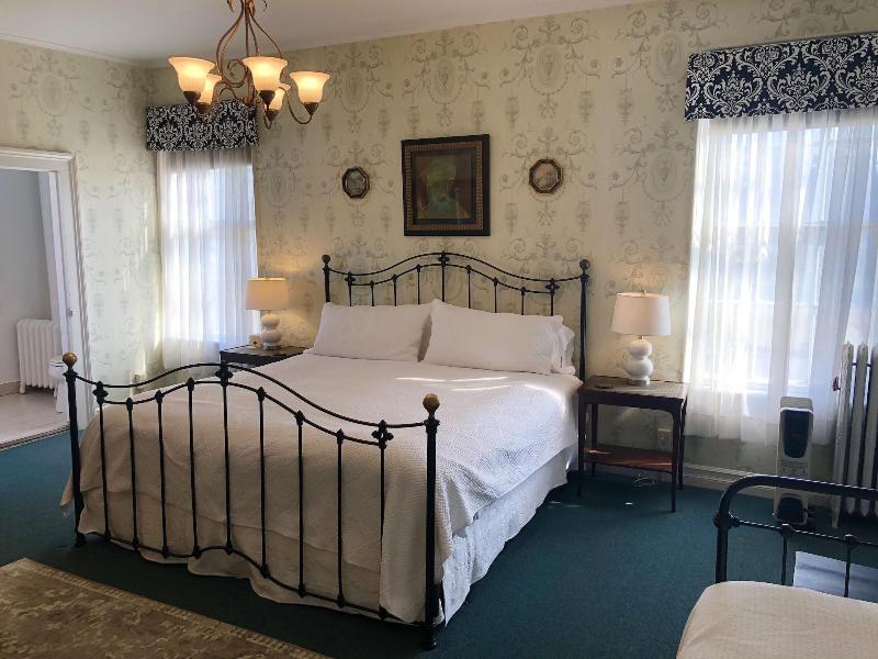 Rogues' Harbor Inn image