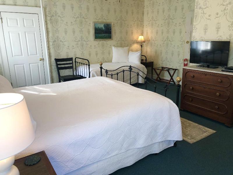 Rogues' Harbor Inn image