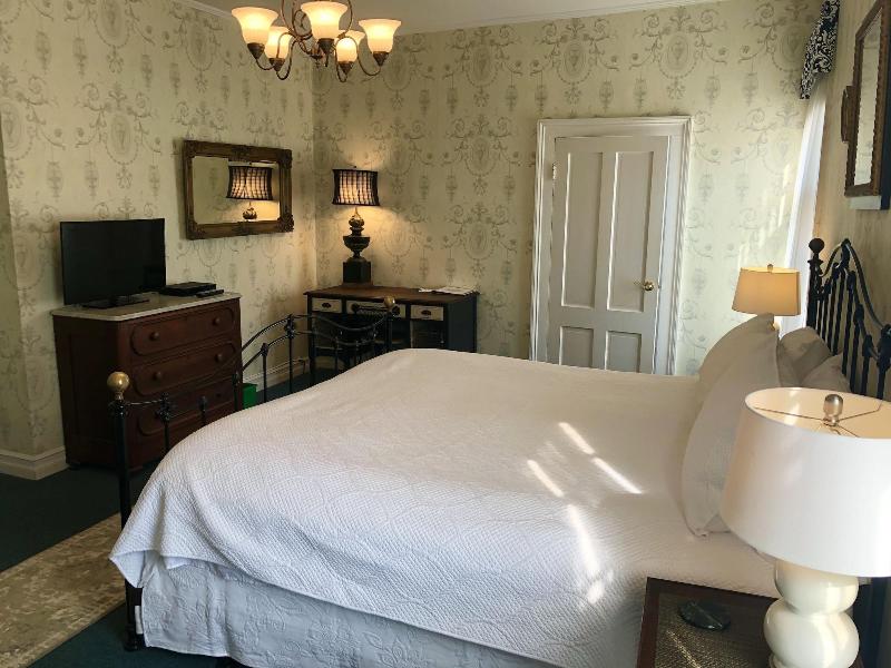 Rogues' Harbor Inn image
