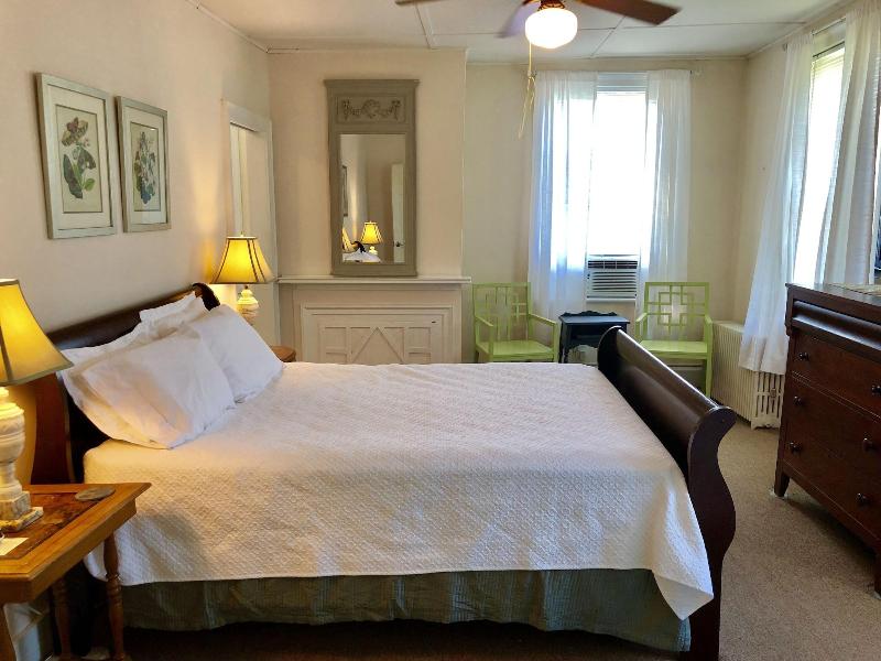 Rogues' Harbor Inn image