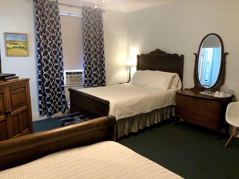 Rogues' Harbor Inn image
