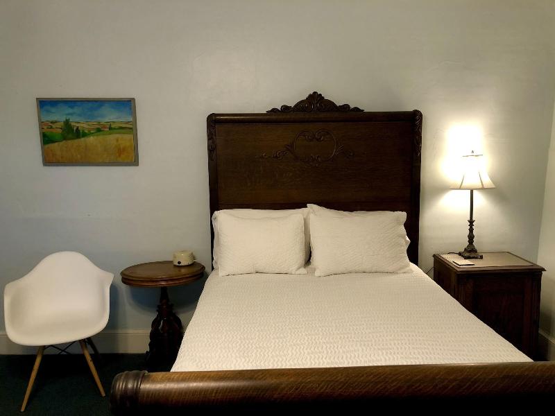 Rogues' Harbor Inn image