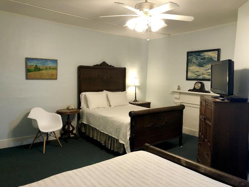 Rogues' Harbor Inn image
