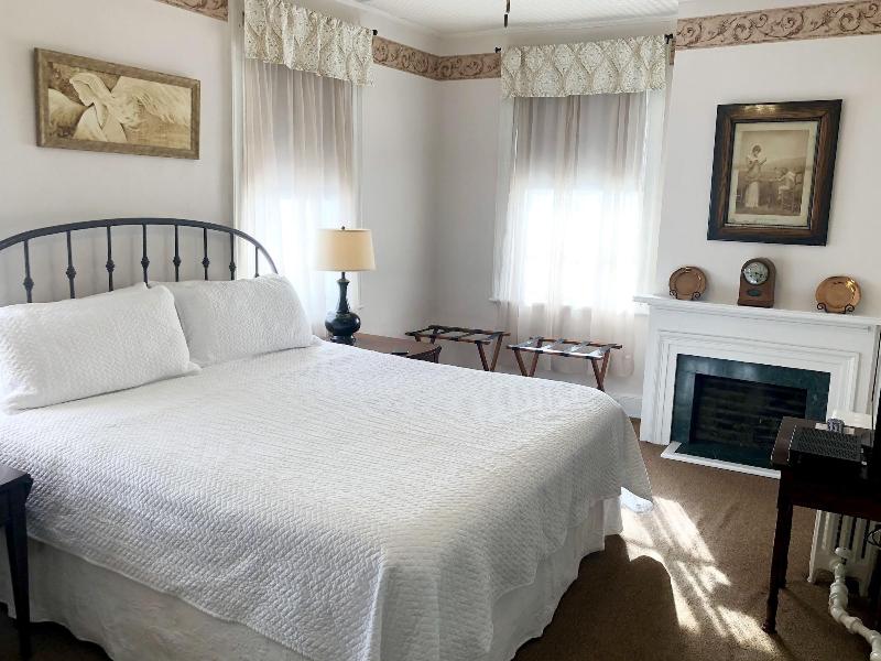 Rogues' Harbor Inn image