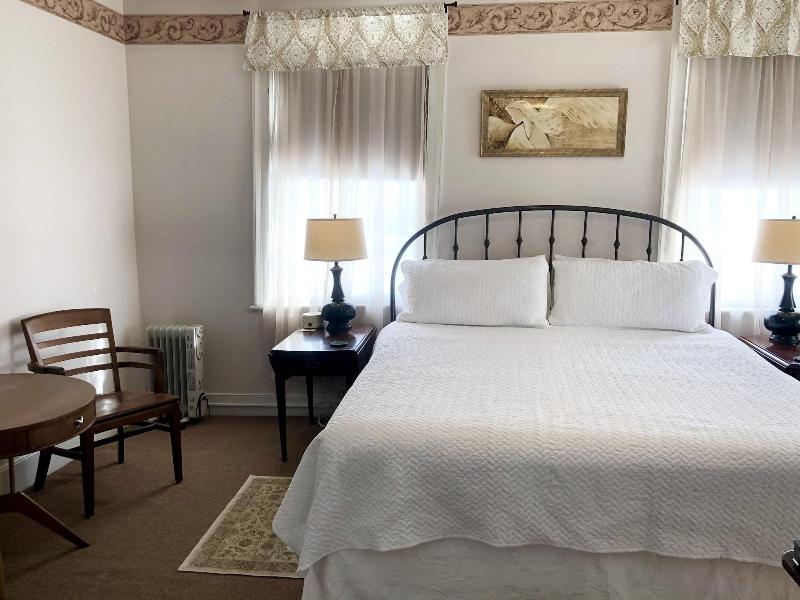 Rogues' Harbor Inn image