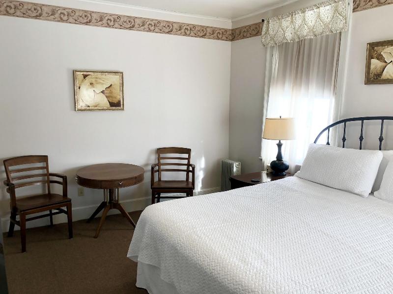 Rogues' Harbor Inn image