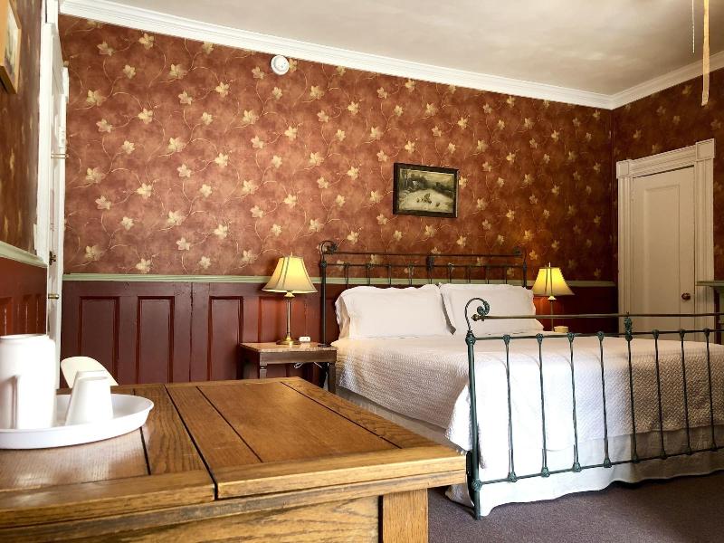 Rogues' Harbor Inn image