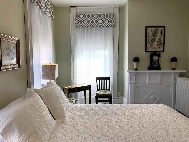 Rogues' Harbor Inn image