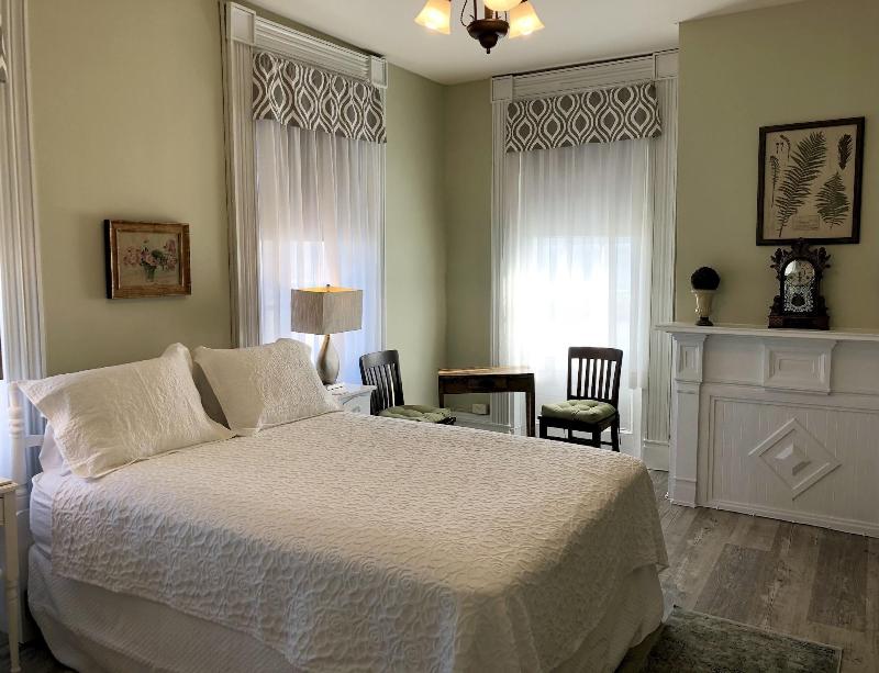 Rogues' Harbor Inn image