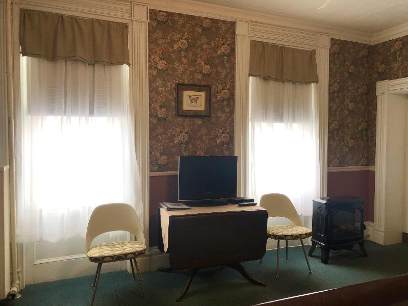 Rogues' Harbor Inn image