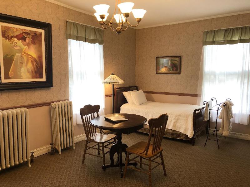 Rogues' Harbor Inn image