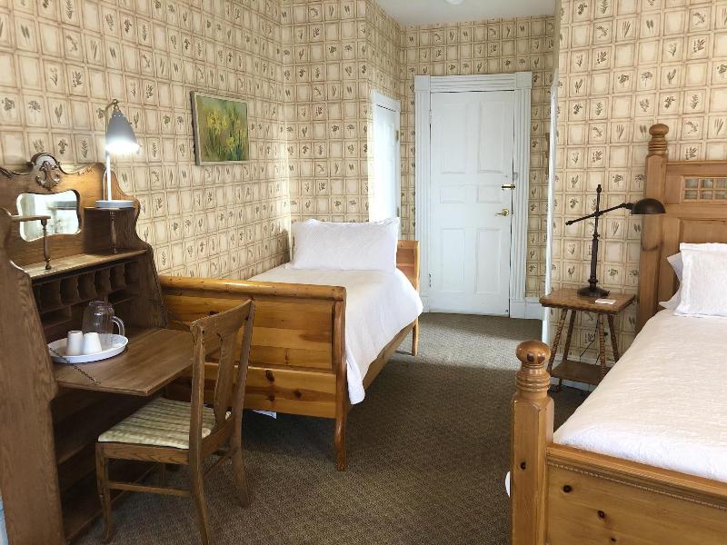 Rogues' Harbor Inn image