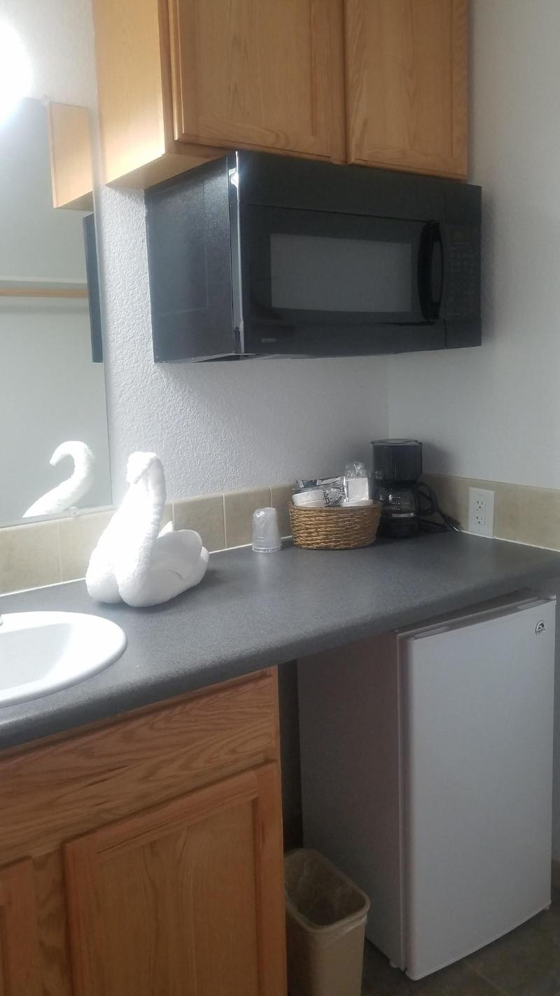 Howard's Motel image