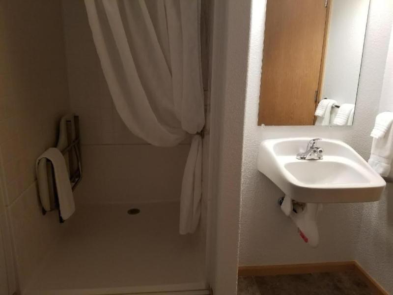 Howard's Motel image 5