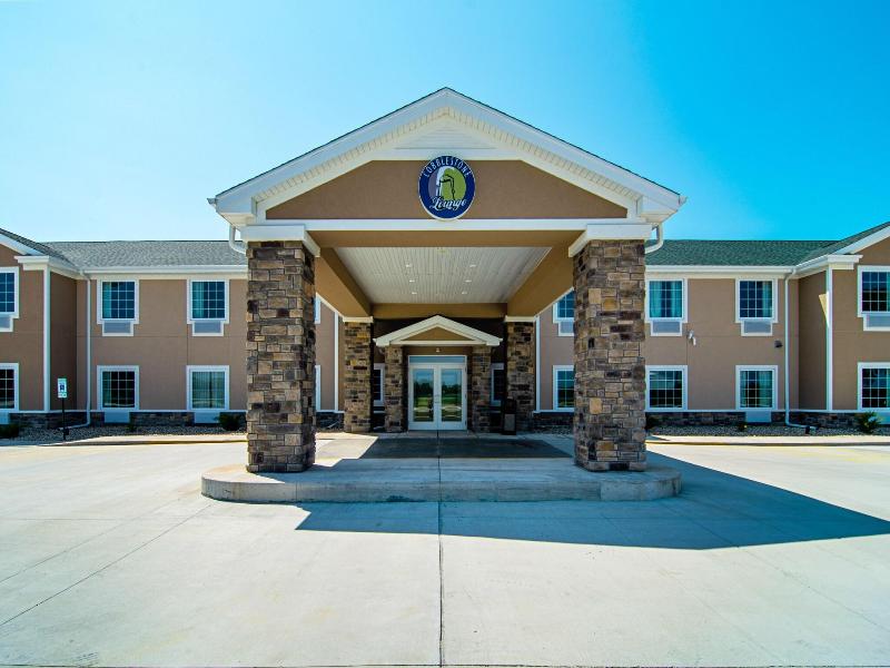 Cobblestone Hotel & Suites - Paxton image