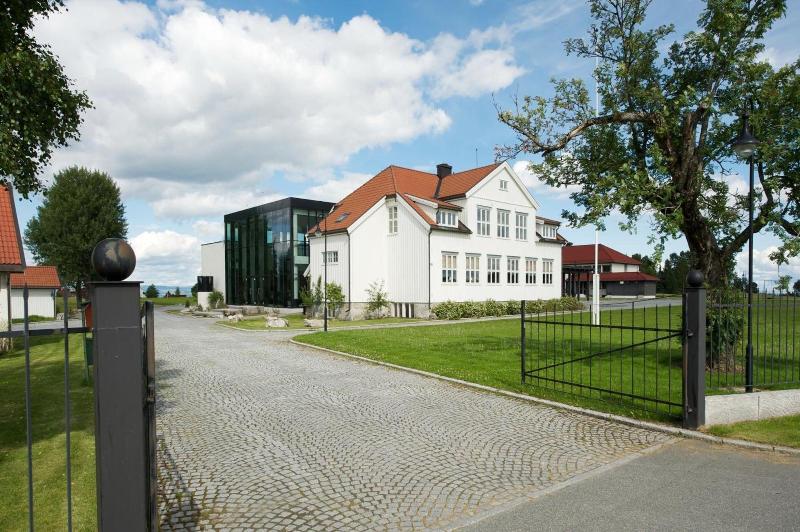 Elton Hotel — general view
