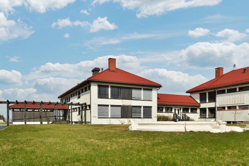 Elton Hotel — general view