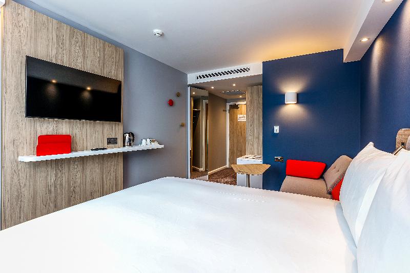 Holiday Inn Express Bicester image