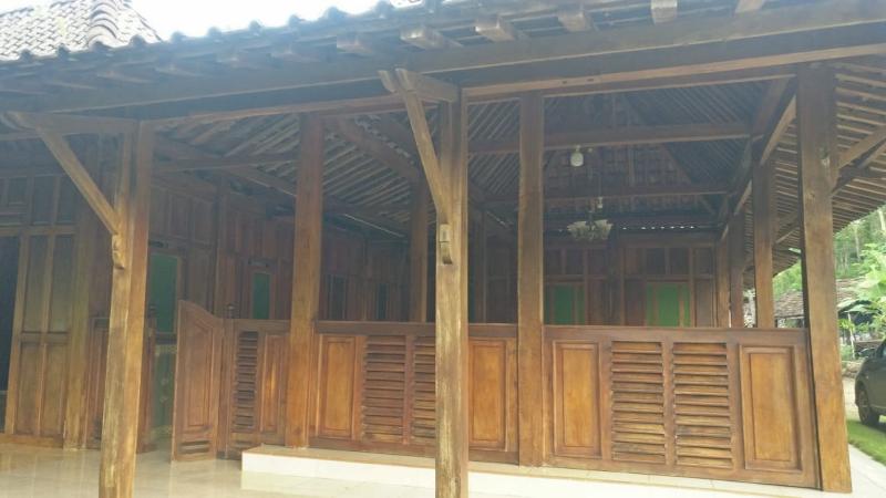 Homestay Mbah Mul by ZUZU