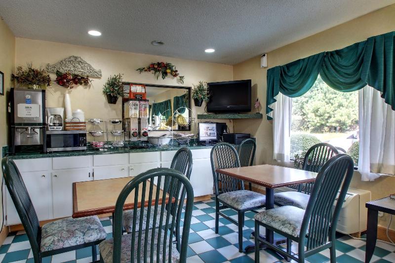 Key West Inn - Roanoke image 1