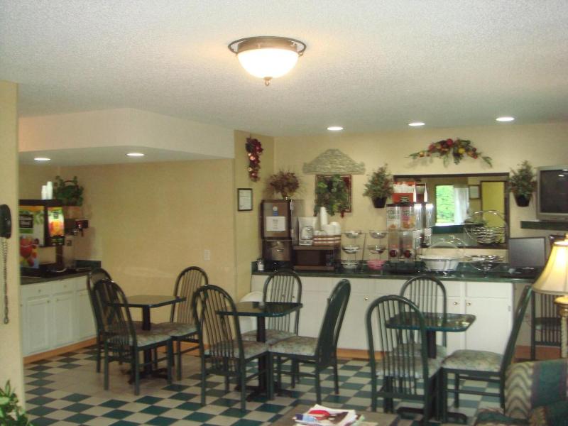 Key West Inn - Roanoke image 6