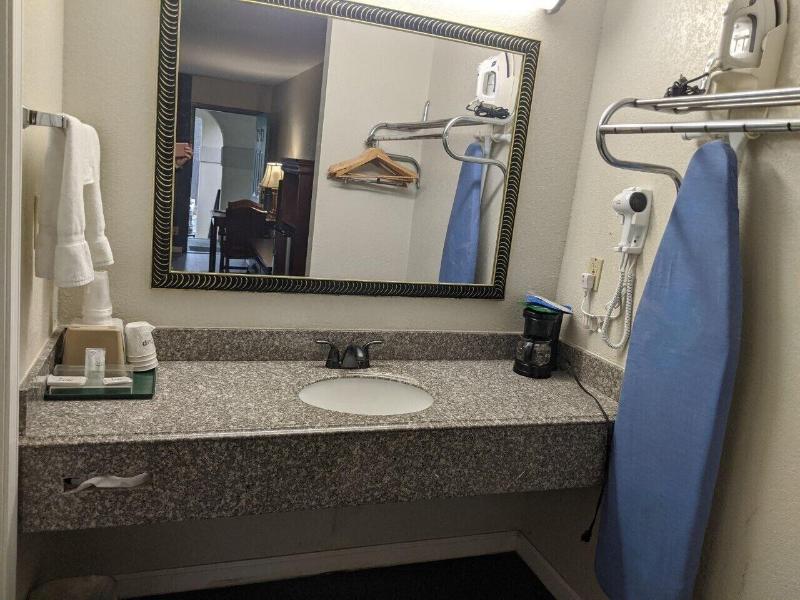 Key West Inn - Roanoke image 10