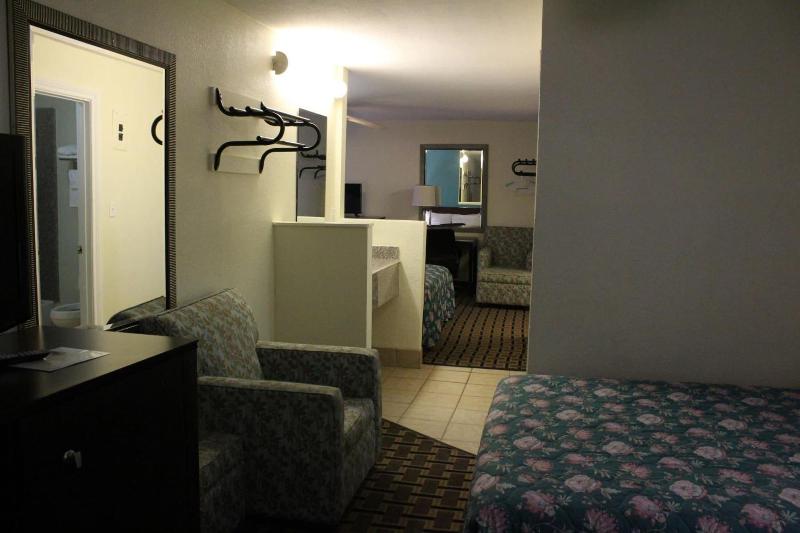 American Inn And Suites image 10